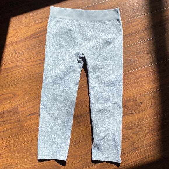 Fabletics Seamless Capris - Picture 1 of 5